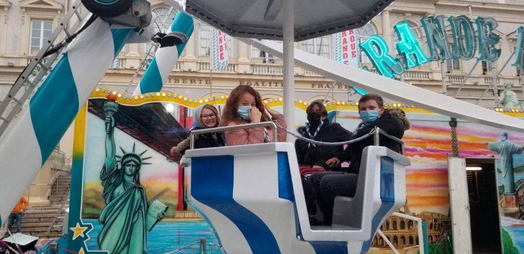 Samedi 18 décembre, c’était activité de Noël avec grande roue, repas ensemble et film